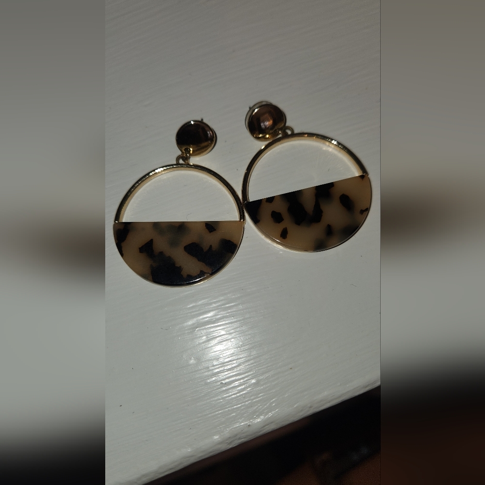 Elegant Tortoise Shell Hoop Earrings
